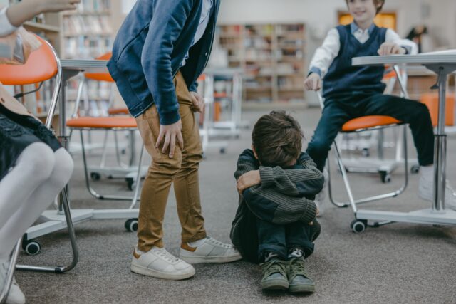 «Έσβηναν πάνω του τσιγάρα» – Θύμα άγριου bullying από συμμαθητές του 12χρονος στον Βόλο