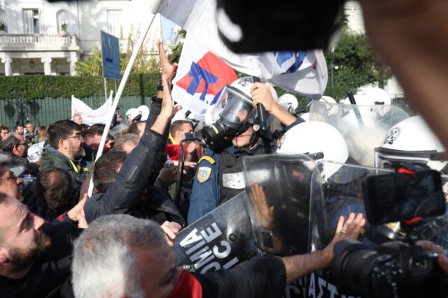 Επίθεση της αστυνομίας με χημικά στην πανεκπαιδευτική διαδήλωση στο κέντρο της Αθήνας