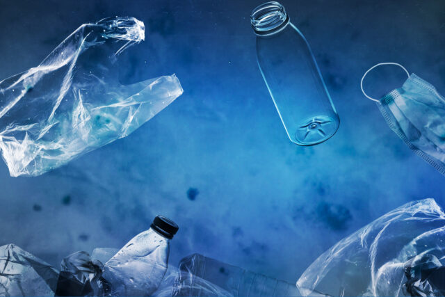 Τα πλαστικά που ρυπαίνουν τους ωκεανούς μπορεί σχεδόν να τριπλασιαστούν ως το 2040