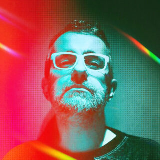 Ο Μανώλης Σταυρουλάκης είναι σούπερ dj, μέγας Λονδινάκιας και από τότε που γεννήθηκε νομίζει…πως αναπνέει νότες