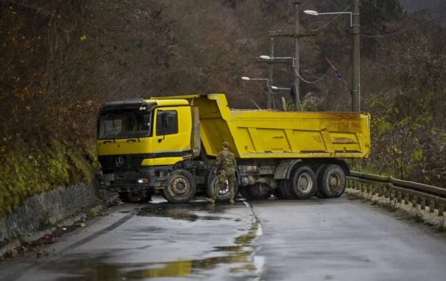 Σερβία: Αποκλείστηκε με οδόφραγμα δρόμος στο νότο που οδηγεί στο Κόσοβο – Σημάδια υποχώρησης από την Πρίστινα