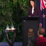 Οι πρωθυπουργοί της Φινλανδίας και Νέας Ζηλανδίας απαντούν αποστομωτικά σε σεξιστική ερώτηση δημοσιογράφου [ΒΙΝΤΕΟ]