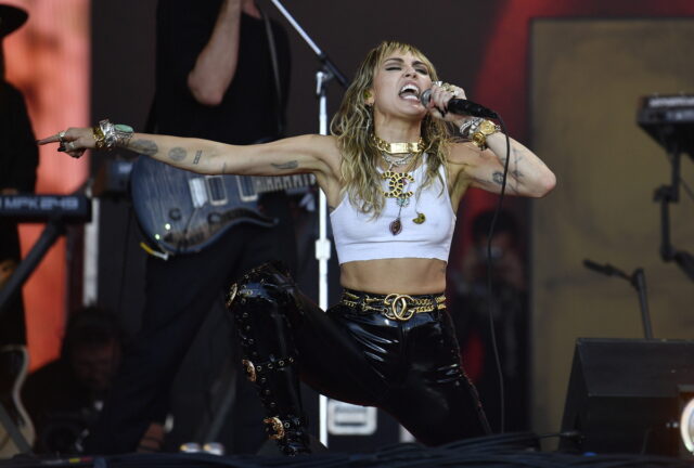 Miley Cyrus: Κυκλοφόρησε το νέο της τραγούδι “Flowers” [BINTEO]