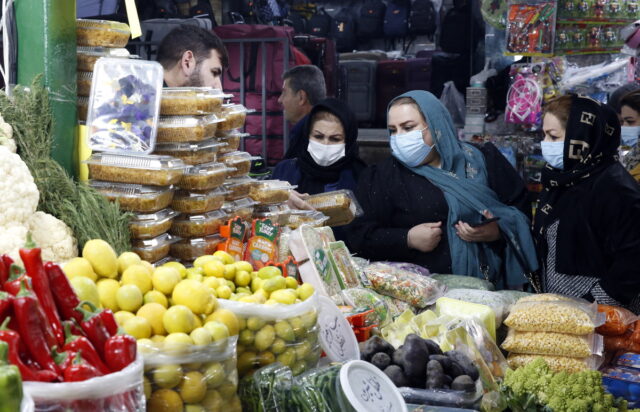 Ιράν: Η αστυνομία ξεκινά και πάλι να ελέγχει αν οι γυναίκες που επιβαίνουν σε αυτοκίνητο φορούν χιτζάμπ
