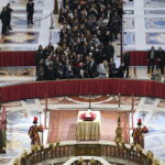 Αύριο η κηδεία του επίτιμου ποντίφικα Βενέδικτου – Συνεχίζεται για τρίτη ημέρα το λαϊκό προσκύνημα στο Βατικανό