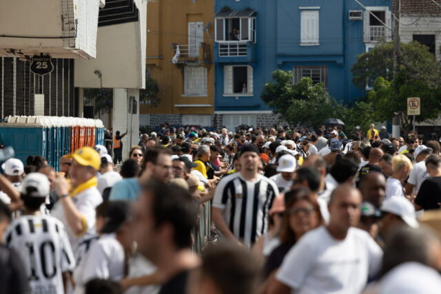 Σε λαϊκό προσκύνημα η σορός του Πελέ [ΒΙΝΤΕΟ]