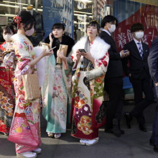 Στην Ιαπωνία, η Ημέρα της Ενηλικίωσης έφτασε και είναι πολύχρωμη