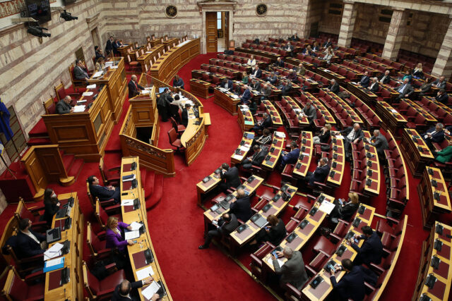 Βουλή: Κοινό αίτημα από την αντιπολίτευση για διακοπή της συνεδρίασης λόγω του συλλαλητηρίου