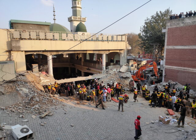 Πακιστάν: Στους 89 οι νεκροί από την επίθεση καμικάζι σε τζαμί