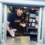 Ο Μπέν Άφλεκ σερβίρει καφέδες στα Dunkin’ Donuts, με πελάτισσα την Τζένιφερ Λόπεζ [ΒΙΝΤΕΟ]
