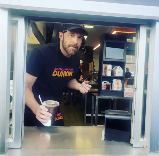 Ο Μπέν Άφλεκ σερβίρει καφέδες στα Dunkin’ Donuts, με πελάτισσα την Τζένιφερ Λόπεζ [ΒΙΝΤΕΟ]