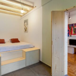 Το πιο fun μικρό διαμέρισμα βρίσκεται στα Πατήσια, γεμάτο με χρώμα και ξύλο