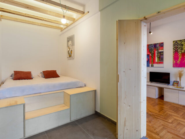 Το πιο fun μικρό διαμέρισμα βρίσκεται στα Πατήσια, γεμάτο με χρώμα και ξύλο