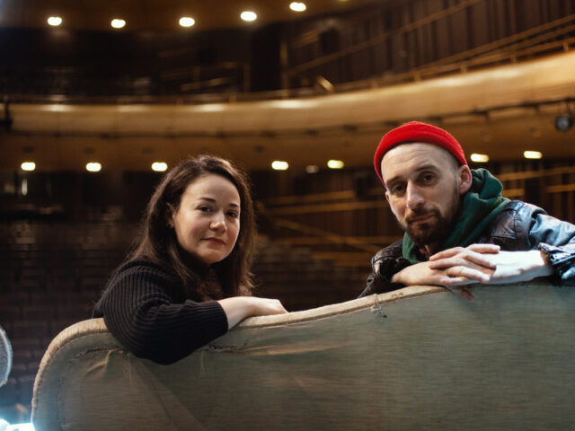 Η Νάνσυ Σιδέρη και ο Γιώργος Κατσής αποχαιρετούν το “Σπιρτόκουτο The Musical” γελαστοί
