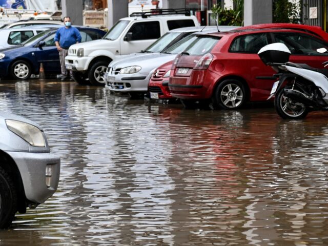 Απεγκλωβισμοί πολιτών από σπίτια και αυτοκίνητα στο κέντρο της Αθήνας