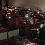 «Επιτελικό κράτος»: Nήπια πάνω σε θρανία και φοιτητές που δίνουν εξεταστική με φακούς