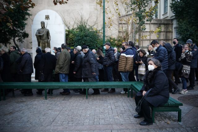 Ουρά εκατοντάδων ατόμων για τον Γλύξμπουργκ έξω από τη Μητρόπολη