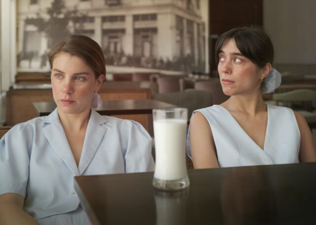 Τζωρτζίνα Λιώση και Νάνσυ Μπούκλη στην παράσταση «Κάποιος μιλάει μόνος του  κρατώντας ένα ποτήρι γάλα»