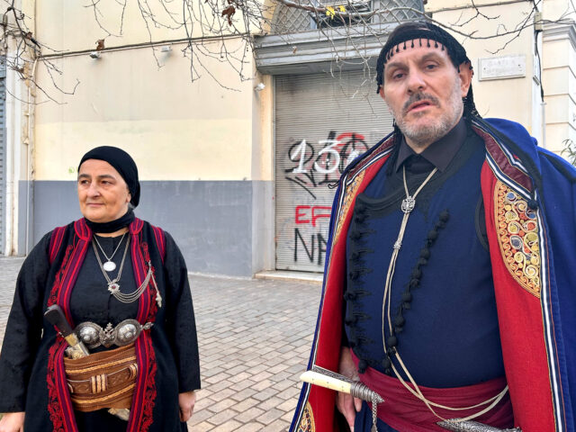 Ξεροσταλιάζοντας από τις 5 τα ξημερώματα στη Μητρόπολη για το «ύστατο χαίρε» στον έκπτωτο Βασιλιά