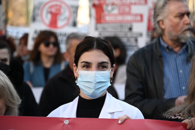 Δυναμική πορεία διαμαρτυρίας γιατρών και νοσηλευτών κατά της ιδιωτικοποίηση της υγείας