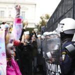 Καλλιτέχνες και εκπαιδευτικοί διαδηλώνουν στο κέντρο της Αθήνας