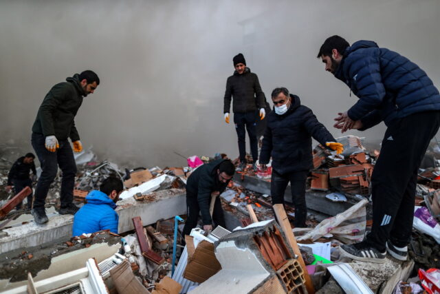 Τουρκία – Συρία: Ξεπερνά τους 5.000 ο αριθμός των νεκρών στις δύο χώρες λόγω του σεισμού