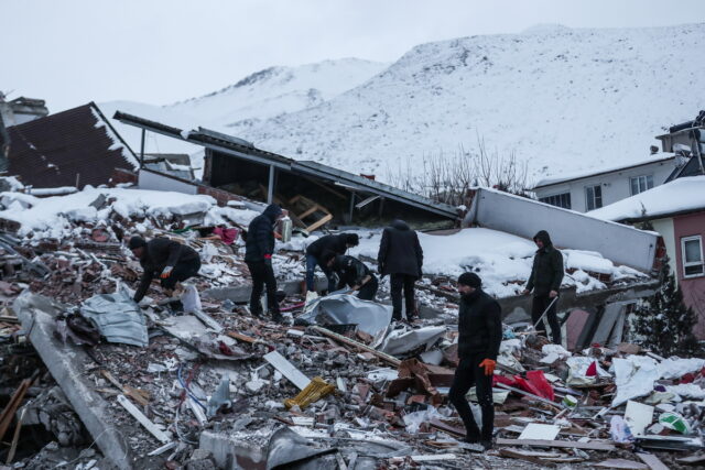 Ξεπερνούν τους 8.700 οι νεκροί από τον ισχυρό σεισμό σε Τουρκία και Συρία