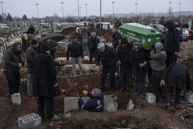 Ξεπερνά τους 17.000 ο αριθμός των νεκρών στη Συρία και την Τουρκία