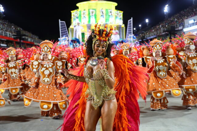Ρίο ντε Τζανέιρο: Εντυπωσιακές εικόνες από την επιστροφή του καρναβαλιού