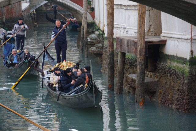 Ιταλία: «Στερεύουν» τα κανάλια της Βενετίας – Δύσκολη η πλοήγηση για τις γόνδολες [ΒΙΝΤΕΟ]