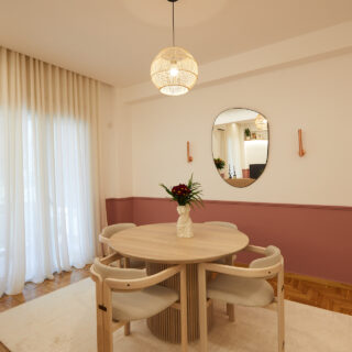 Ένα διαμέρισμα του ’74 στον Πειραιά, εκσυγχρονίστηκε διατηρώντας τα ρετρό του στοιχεία