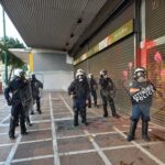 Χημικά και ξύλο από τα ΜΑΤ στο υπουργείο Εργασίας – Ένας τραυματίας, δυο προσαγωγές [ΒΙΝΤΕΟ]