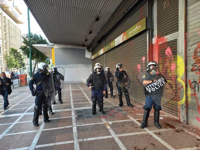 Χημικά και ξύλο από τα ΜΑΤ στο υπουργείο Εργασίας – Ένας τραυματίας, δυο προσαγωγές [ΒΙΝΤΕΟ]