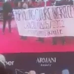 Στο κόκκινο χαλί της Μπερλινάλε τα αιτήματα των Ελλήνων καλλιτεχνών [ΒΙΝΤΕΟ]