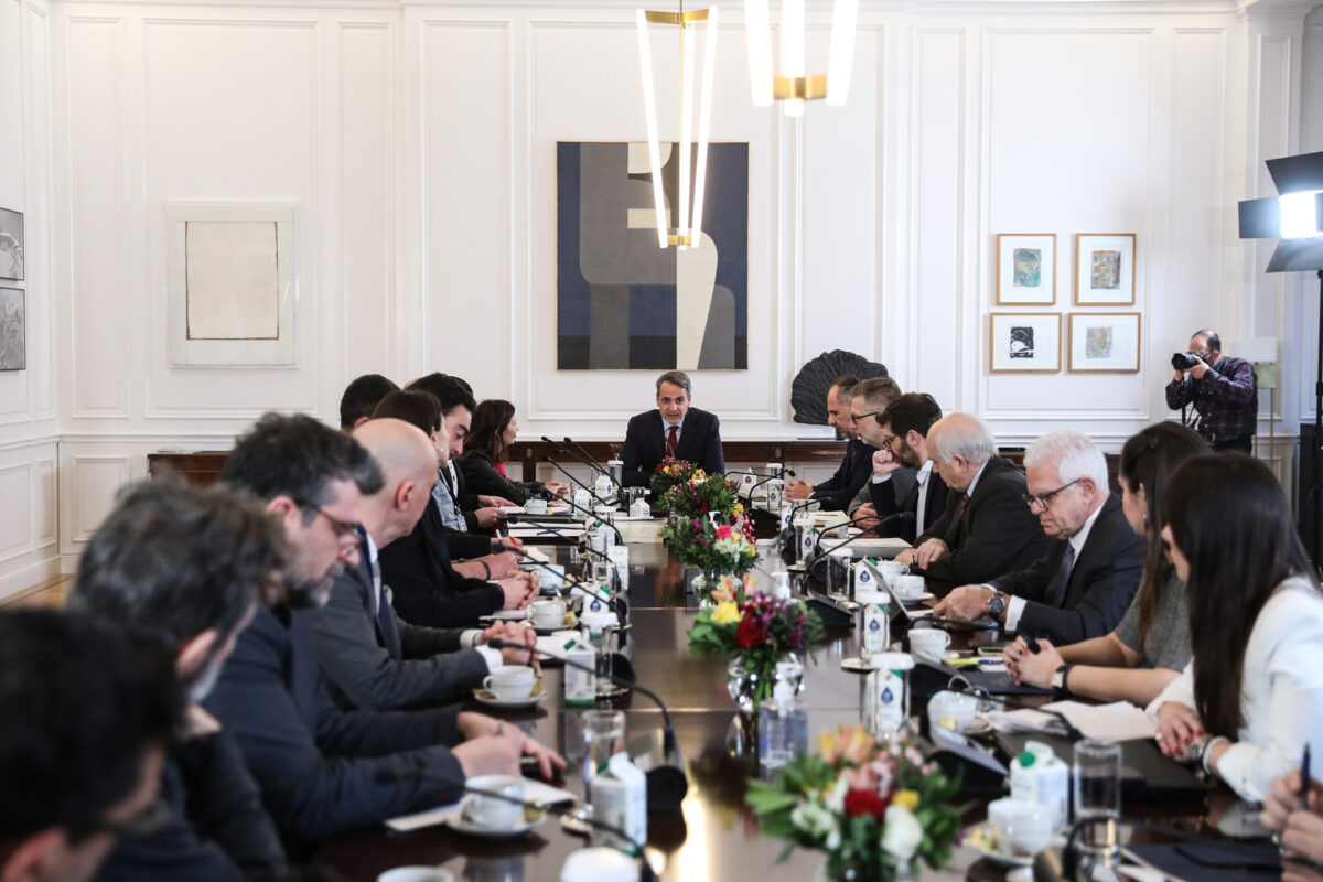 Συνάντηση Μητσοτάκη με εκπροσώπους καλλιτεχνών
