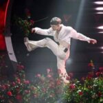 «Γυαλιά-καρφιά» τα έκανε Ιταλός τραγουδιστής επί σκηνής επειδή είχε κακό ήχο [ΒΙΝΤΕΟ]