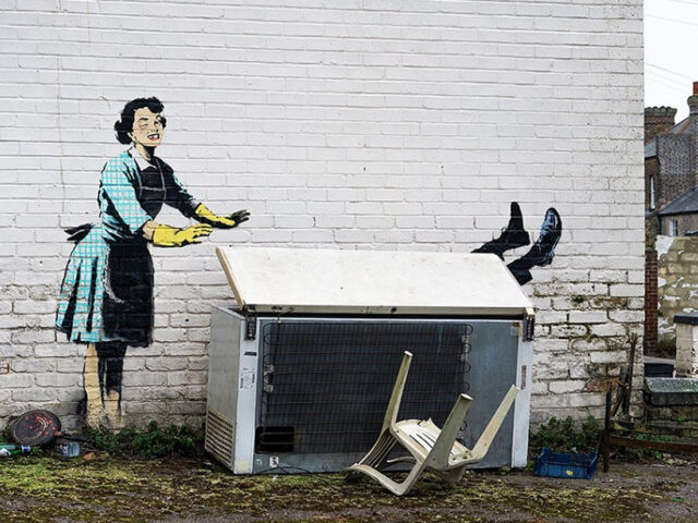 Ο Banksy επιβεβαιώνει ότι η τοιχογραφία που τονίζει τη βία κατά των γυναικών είναι έργο του