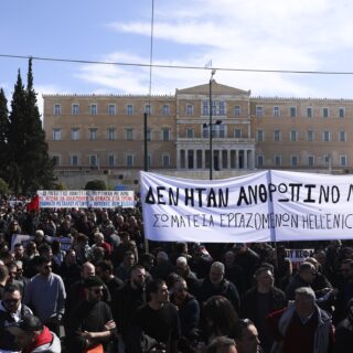 8η Μάρτη: 24ωρη απεργία κήρυξε η ΑΔΕΔΥ με φόντο το έγκλημα στα Τέμπη