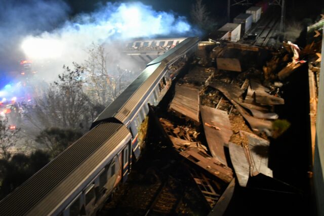 Ταυτοποιήθηκαν 52 θύματα του σιδηροδρομικού δυστυχήματος στα Τέμπη