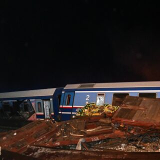 Τραγωδία στα Τέμπη: Πληροφορίες για «στενές σχέσεις» του σταθμάρχη με βουλευτή