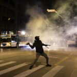 Χημικά και καταστολή από τα ΜΑΤ στη συγκέντρωση για την τραγωδία στα Τέμπη