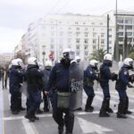 Αστυνομικό όχημα σε ανεξέλεγκτη πορεία σκορπάει τον τρόμο στην Ακαδημίας, εν μέσω των μαζικών διαδηλώσεων [ΒΙΝΤΕΟ]