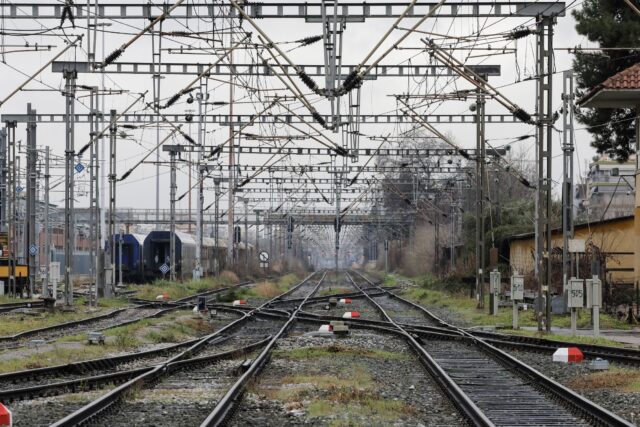 Θεσσαλονίκη: Εκκενώθηκε τρένο λόγω φωτιάς κοντά σε σιδηροδρομική γραμμή