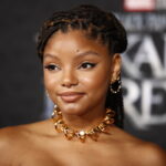 Η Χάλι Μπέιλι περνούσε 13 ώρες την ημέρα στο νερό για τις ανάγκες της «Μικρής Γοργόνας»