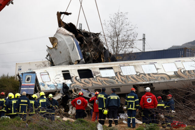 Τραγωδία στα Τέμπη: Σε εξέλιξη επιχείρηση απεγκλωβισμού από τα συντρίμμια των δύο τρένων [ΒΙΝΤΕΟ]