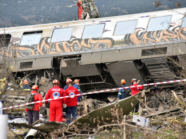 Τέμπη: Ποινική δίωξη για ανθρωποκτονία από αμέλεια στον σταθμάρχη