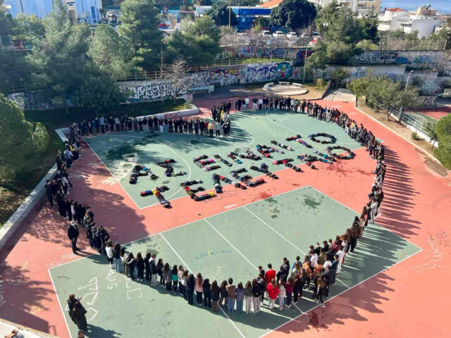 Μαθητές της Θεσσαλονίκης στέλνουν το δικό τους ηχηρό μήνυμα για το δυστύχημα στα Τέμπη