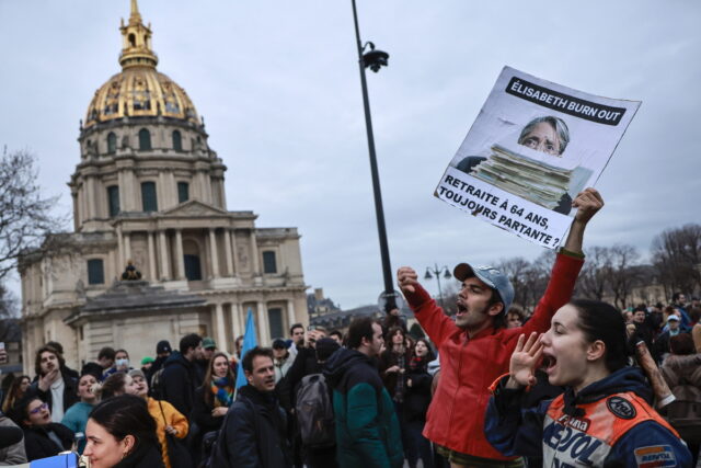 Γαλλία: Απορρίφθηκαν οριακά οι προτάσεις μομφής – Στους δρόμους χιλιάδες διαδηλωτές