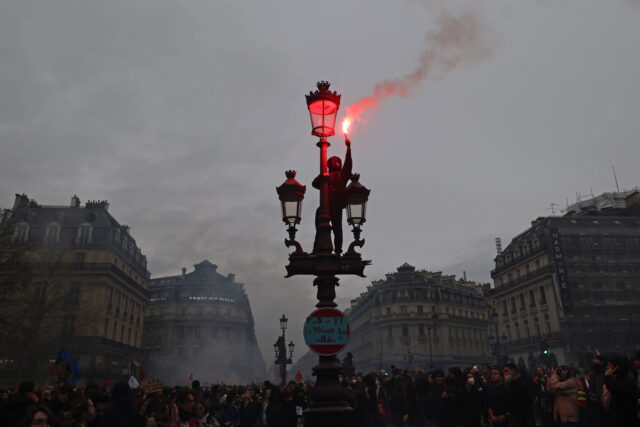 Γαλλία: Στις φλόγες το δημαρχείο του Μπορντό – Συνεχίζονται οι διαδηλώσεις και οι συγκρούσεις με την αστυνομία