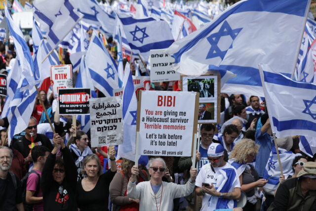 Πολιτική κρίση στο Ισραήλ: Πλήγμα στην αξιοπιστία του Νετανιάχου μετά το πάγωμα της δικαστικής μεταρρύθμισης
